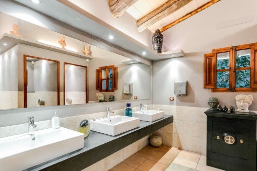 One of 3 bathrooms