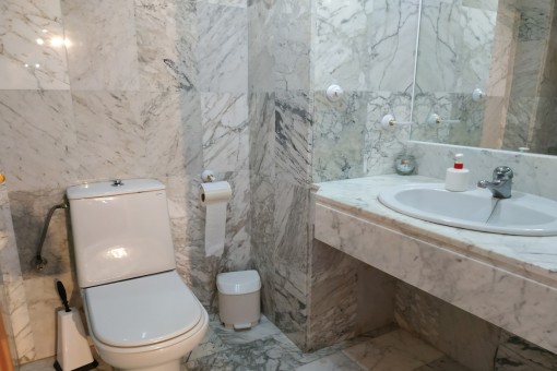 One of 2 bathrooms