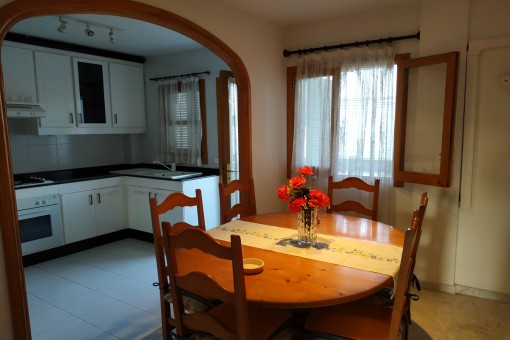Further dining area next to the kitchen