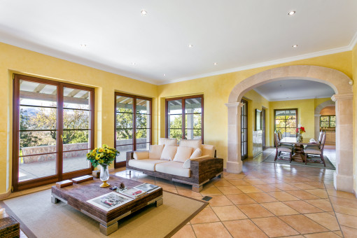 Light-flooded living area with large windows