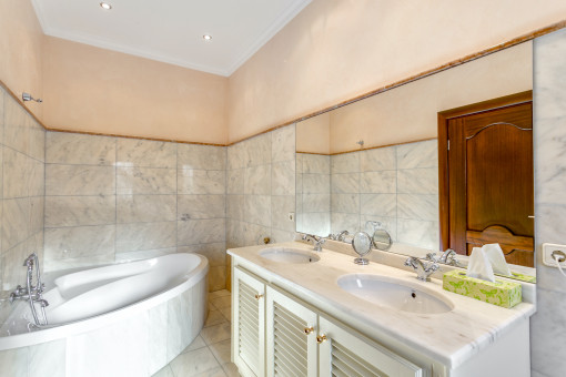 Lovely bathroom with bathtub