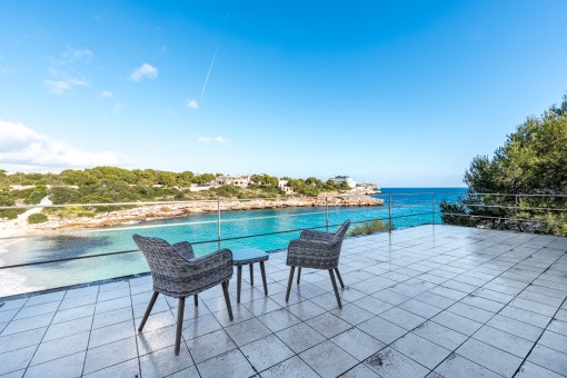 Spacious first sea-line villa with holiday rental licence tranquilly situated at Cala Marsal