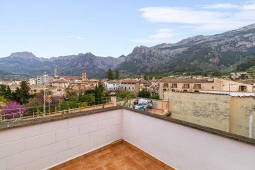 Centrally-situated village house with large roof terrace in Soller