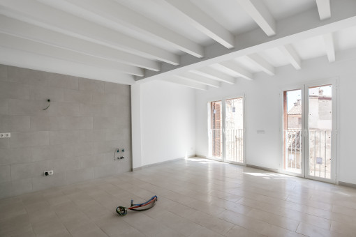 Light-flooded living and dining area