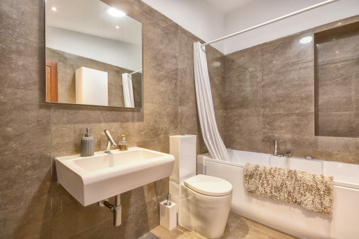One of 2 bathrooms