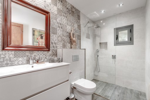 One of 2 bathrooms