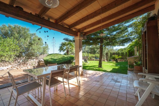 Covered terrace with dining area