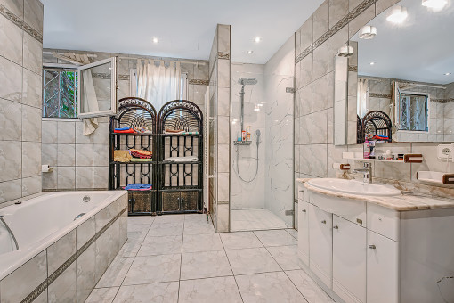 One of 4 bathrooms