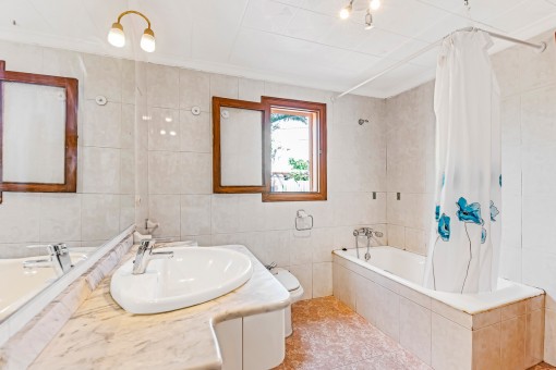 Bright bathroom en suite
