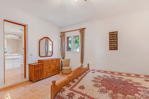 Bedroom with bathroom en suite