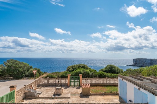 Villa with guest apartment and spectacular sea views on the 1st sea line in Cap des Moro