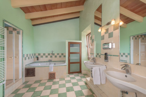 Charming bathroom with bath tub