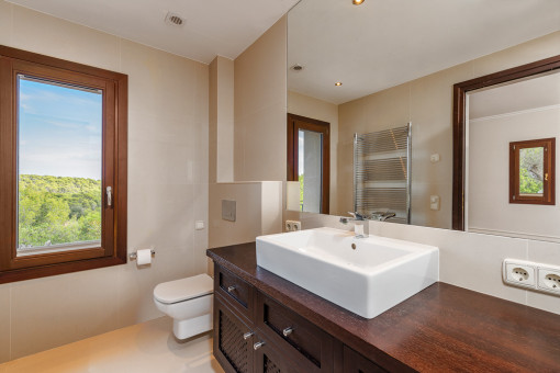 One of 5 bathrooms