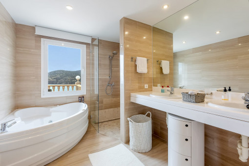 Noble bathroom with bath tub