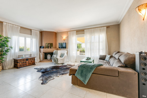 Beautiful living area with terrace access