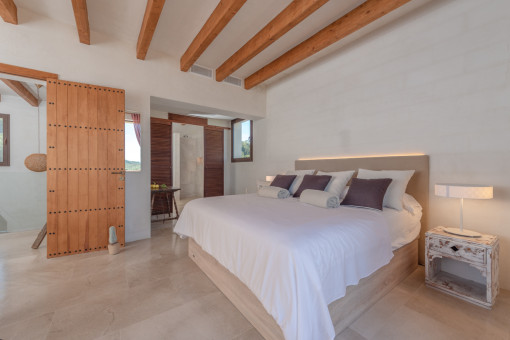 Master bedroom with bathroom en suite