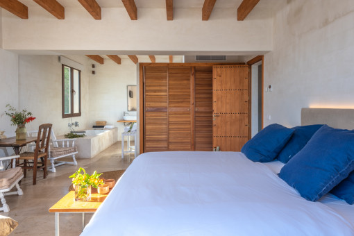 View to the bathroom en suite