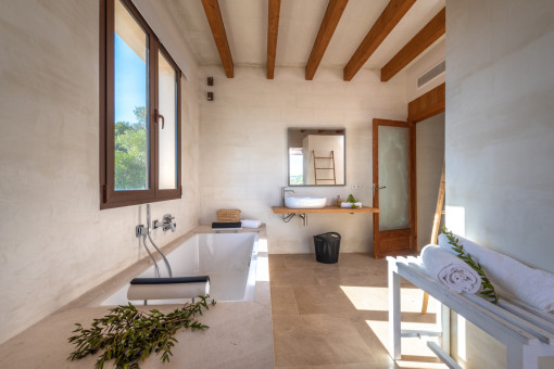 Inviting bath tub of this bedroom