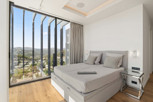 One of the 5 bedrooms
