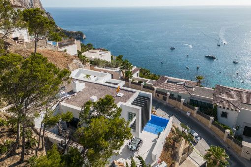 Bird's eye views to the villa and the sea