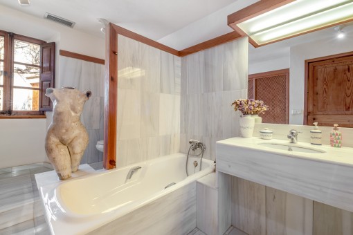 One of 2 bathrooms