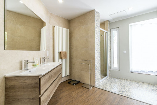 One of 4 bathrooms