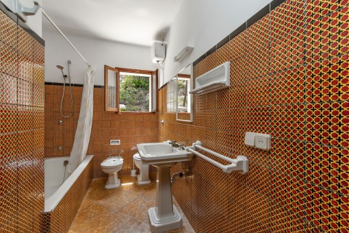 One of 4 bathrooms