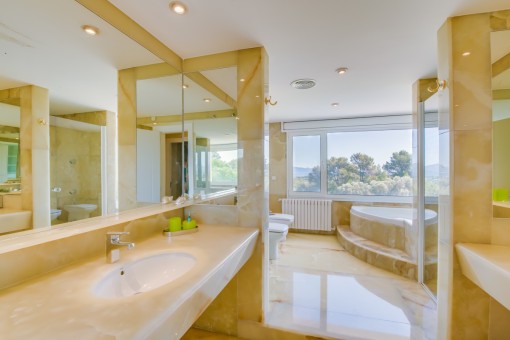 One of 6 bathrooms