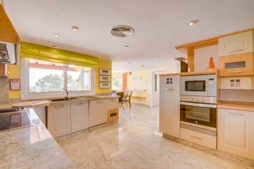 Adjoining, open kitchen