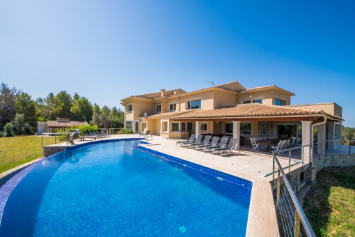 Large pool area with sun terrace
