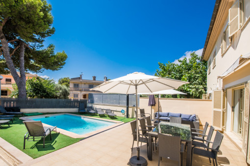 Outdoor dining area next to the pool