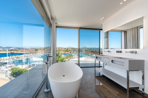Luxury bathroom with views of the harbour