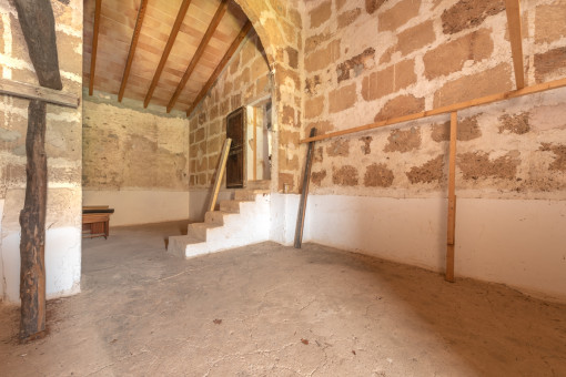 Upper-level finca space offering many possibilities