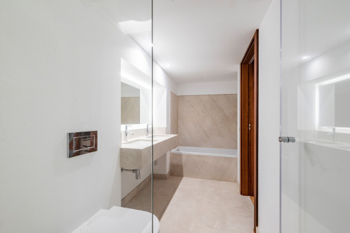 En suite bathroom with bathtub