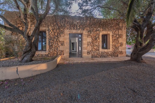 Stone-clad guest house