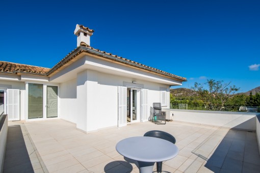 Balcony with dining area