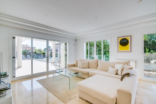 Alternative view of the living area