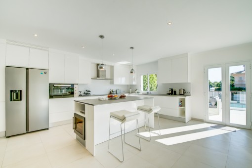 Modern, fully equipped kitchen