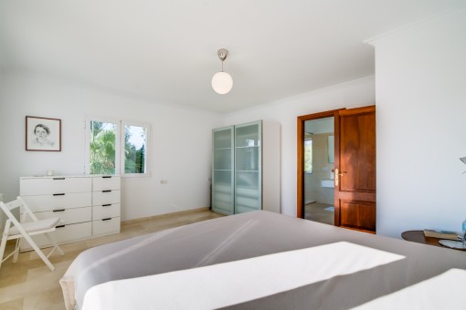 Master bedroom with bathroom en suite