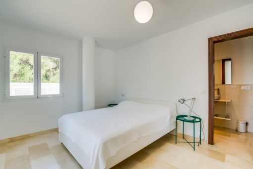 Second bedroom with bathroom en suite