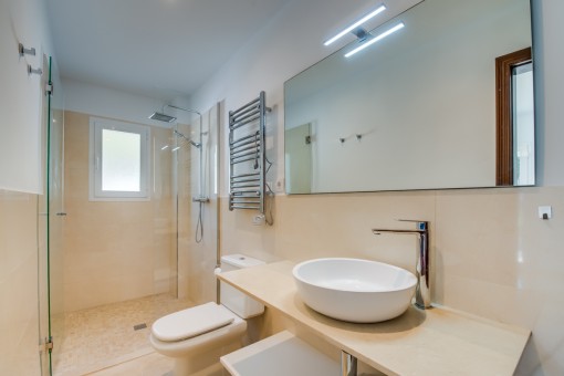 Bathroom en suite with walk-in shower