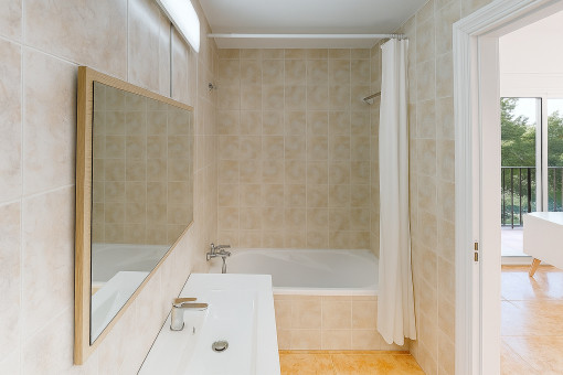 Bathroom with access from the living area