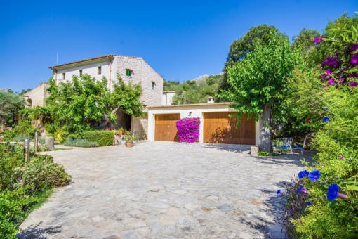 Entrance area with 2 garages