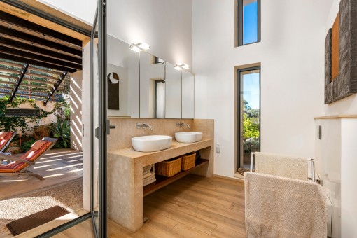 Modern bathroom with access to the terrace