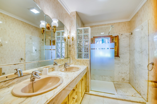 One of 6 bathrooms