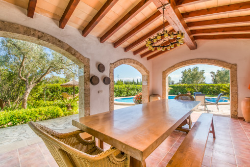 Covered terrace with dining area