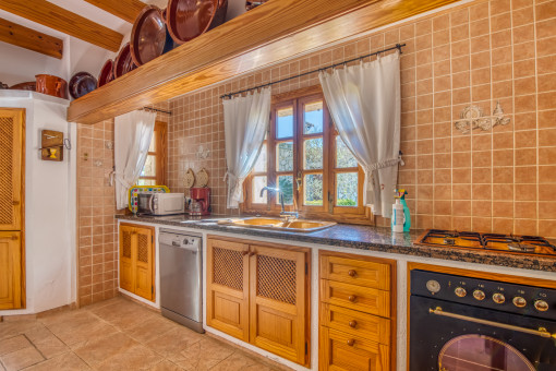 Alternative view of this kitchen