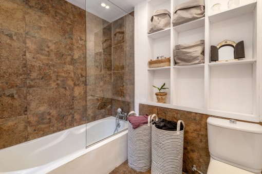 Main bathroom with bath tub