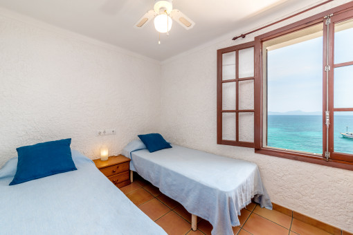 Sea view bedroom 