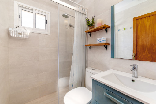 One of 2 bathrooms
